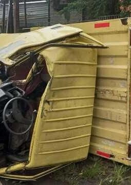 Oleng, Truk Box Tabrak 2 Mobil Terparkir di Pinggir Jalan