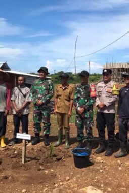 Dalam Rangka Menciptakan Lingkungan Asri Dan Pelestarian Alam Giat Penanaman Pohon di Lingkungan Yonif TP 890/GS