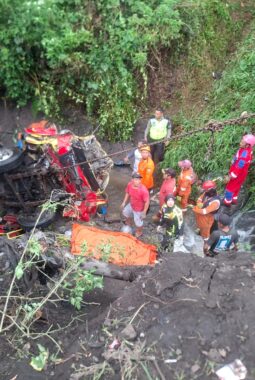 Gagal Menanjak di Jlegong, Truk Dump Mundur Hantam Truk Bak Kayu, Satu Korban Jiwa