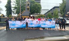 Double Momentum! Rayakan HPN dan HUT ke-8 IWOI, Ratusan Nasi Bungkus Dibagikan di Jalan Pahlawan Semarang
