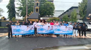 Double Momentum! Rayakan HPN dan HUT ke-8 IWOI, Ratusan Nasi Bungkus Dibagikan di Jalan Pahlawan Semarang