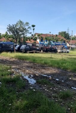 Ironi Karangpucung: Lapangan Olahraga Yang Beralih Jadi Kubangan Angkutan