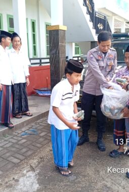 Polsek Bungbulang Giat Sapa Warga Dan Jumat Berkah Dengan Bersilaturahmi Sambil Berbagi