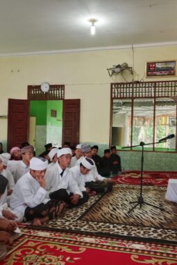 Bhabinkamtibmas Polsek Bosar Maligas Hadir di Tabligh Akbar Ponpes: Sampaikan Pesan Kamtibmas ke Wali Santri