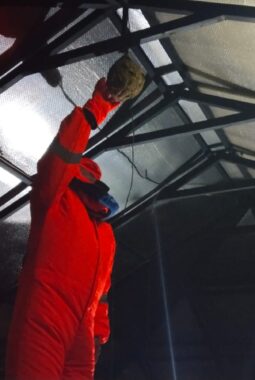 Petugas Damkar Bungbulang Evakuasi Sarang Tawon di Rumah Warga Lantai 4 Kampung Darusalam