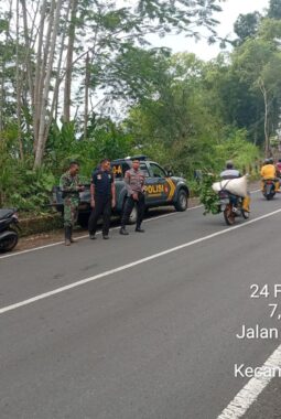 Cegah Kriminalitas Sore Hari, Polsek Bungbulang Kembali Patroli Intensifkan Pengawasan di Area Rawan