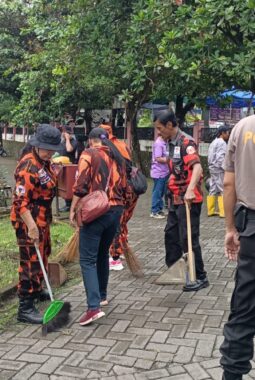 Koti MPC Pemuda Pancasila Kota Semarang dan Brimob Pasadena Gelar Kerja Bakti Bersih-Bersih Pasar Purwoyoso