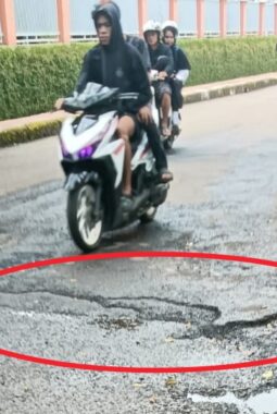 Jalan Emo Kurniaatmadja Rusak, Padahal Belum Lama Diperbaiki