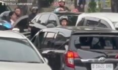 Dikejar Polisi, Mobil Tabrak Satu Keluarga di Halte Busway Pasar Baru Timur — Tembakan Peringatan Dilepas, Lokasi Sempat Mencekam