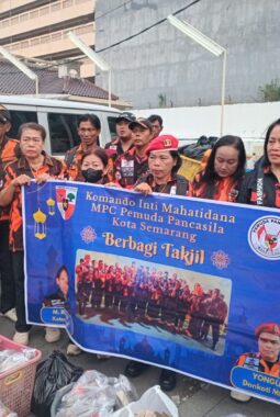 Koti MPC Pemuda Pancasila Kota Semarang Bagikan Takjil di Jalan Pemuda