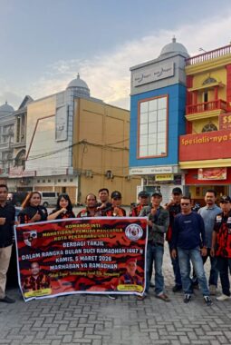 Unit I Koti Pemuda Pancasila Bagikan Takjil di Simpang Tabek Gadang Panam