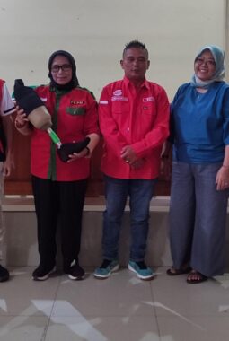 Ketua FKPM dampingi YKPI Salurkan Bantuan Kaki dan Tangan Palsu di Gor Desa Bungbulang