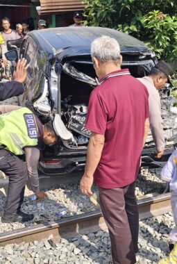 Reaksi Cepat Polres Simalungun! Kapolsek dan Tim Selamatkan 2 Korban Mobil Tertabrak Kereta di Perlintasan Liar