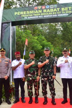 Danrem 072/Pamungkas Dampingi Pangdam IV/Diponegoro Tutup TMMD Reguler ke-127 di Kebumen