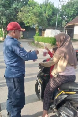 Petugas Damkar Bungbulang di Serbu Pengendara. Bagi-Bagi Takjil Gratis Berlokasi Depan Kantor 