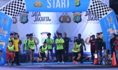 Meriah! Kapolda Metro Jaya Adakan Lomba Lari Malam di Kantor Polisi