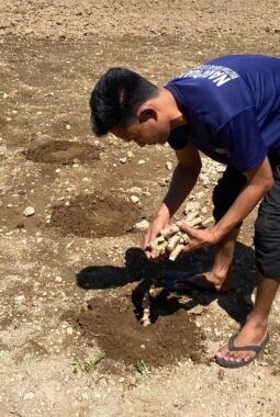 Petugas dan Warga Binaan Rutan Boyolali Gotong Royong Tanam Benih Sayuran 