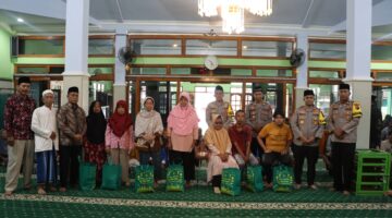 Polres Wonogiri Salurkan Bansos dan Gelar Cek Kesehatan Gratis bagi Dhuafa