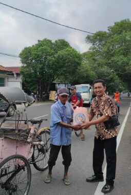 Peringati HBP Ke-62, Lapas Pati Bagikan Sembako untuk Warga Sekitar