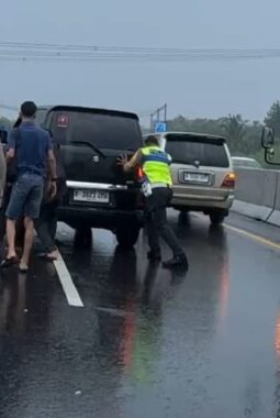Sigap melihat mobil mogok ditengah lajur Tol, Kasat Lantas Polres Semarang turun tangan.