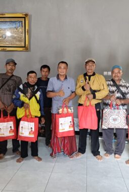 Anggota DPRD Purworejo Timbul Susilo Berbagi THR kepada Masyarakat