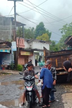 Semangat Ramadhan 1447 H. Komunitas Radio RJ FM Bungbulang Berbagi Takjil Gratis dan Buka Bersama 