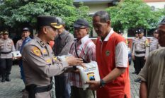 Polres Kudus Salurkan Ratusan Paket Zakat Fitrah kepada Warga dan Panti Asuhan