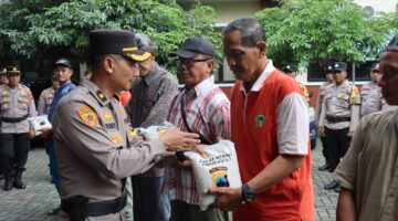 Polres Kudus Salurkan Ratusan Paket Zakat Fitrah kepada Warga dan Panti Asuhan