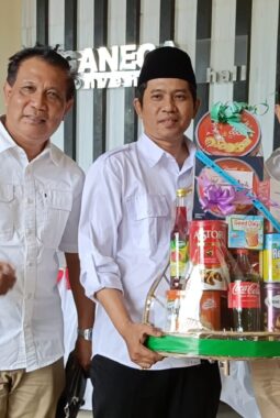 Mensesneg Prasetyo Hadi Bagikan Parcel Lebaran Melalui Pengurus Partai Gerindra DPC Purworejo