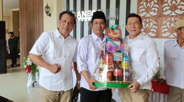 Mensesneg Prasetyo Hadi Bagikan Parcel Lebaran Melalui Pengurus Partai Gerindra DPC Purworejo