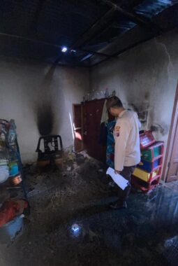 Polsek Bangun Respon Cepat Bantu Warga Tangani Kebakaran Tiga Rumah Kontrakan, Kerugian Ditaksir Rp 150 Juta