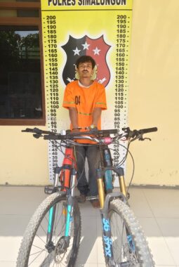 Polsek Perdagangan Ringkus Pencuri Dua Sepeda Gunung Senilai Rp 44 Juta, Aksi Memanjat Tembok Terbongkar