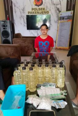 Seorang Pria Diamankan Polisi Usai Penganiayaan, Ratusan Obat Terlarang dan Miras Turut Disita