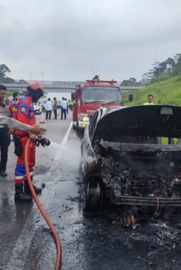 Muncul Asap Dari Bagian Bawah Mesin, Mobil Milik Warga Semarang Terbakar di Tol