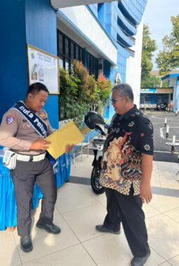 Polantas Menyapa: Satlantas Polres Karanganyar Berikan Edukasi Layanan SIM Pasca Libur Lebaran