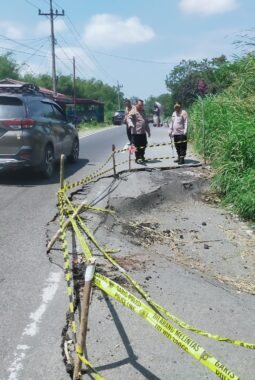 Waspada! Jalan Lintas Saribu Dolok Amblas Separuh Badan Jalan, Kapolres Simalungun Turun Langsung dan Minta Pengendara Berhati-hati