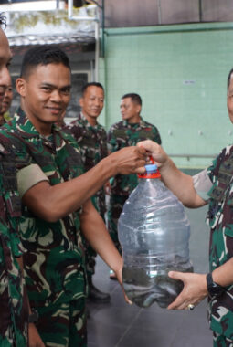 Korem 072/Pamungkas Bagikan Ikan Lele Untuk Prajurit