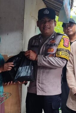 Bukan Sekadar Jaga Keamanan, Polsek Bungbulang Sambangi Warga Sambil Dampingi Bagikan Sembako 