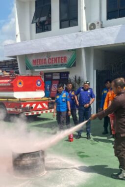 Kejari Simalungun Bersama Damkar Gelar Simulasi Penggunaan Apar: Barang Bukti Aman Di Gudang
