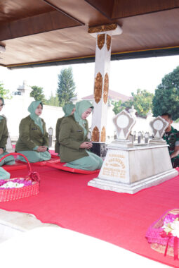 Peringati HUT Persit KCK ke-80,   Persit Koorcabrem 072 PD IV/DIP Gelar Ziarah di TMPN Kusumanegara