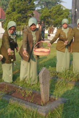 Persit KCK Cabang XXXII Kodim 0731/Kulon Progo Laksanakan Ziarah  di Taman Makam Pahlawan Giripeni Wates