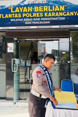 Edukasi Langsung di Satpas Karanganyar, Polantas Menyapa Permudah Proses Pengurusan SIM