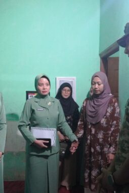 Danrem 072/Pamungkas Beserta Ibu Kunjungan Silaturahmi dan Takziah  di Rumah Duka Almarhum Kopda (Anumerta) Farizal Rhomadhon