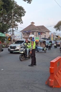 Pastikan Kamseltibcar Lancar, Ipda Horas Tambunan Sat Lantas Polres Pematangsiantar Turun ke Jalan Atur Lalu Lintas