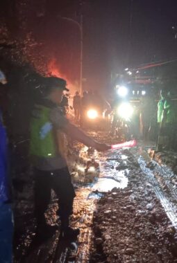 Polisi Cek TKP Tanah Longsor di Jalan Garut–Pameungpeuk