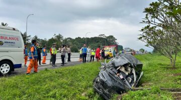 Diduga Mengantuk, Toyota Hiace Tabrak Truk di Jalur Tol