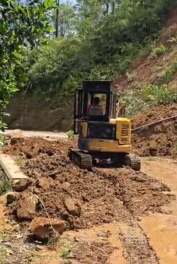 Wilayah Arah Wangunjaya Jalur Utama Sempat Lumpuh Akibat Longsor Berulang, Alat Berat Dikerahkan ke Lokasi