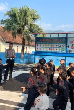 Polisi Sahabat Anak Hadir di TK Kemala Bayangkari Wonogiri, Edukasi Lalu Lintas Sejak Dini