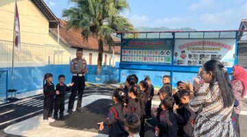 Polisi Sahabat Anak Hadir di TK Kemala Bayangkari Wonogiri, Edukasi Lalu Lintas Sejak Dini