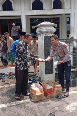 Wujudkan Kepedulian, Polsek Bungbulang Gelar Aksi “Jumat Berkah” di Masjid Al-Hidayah